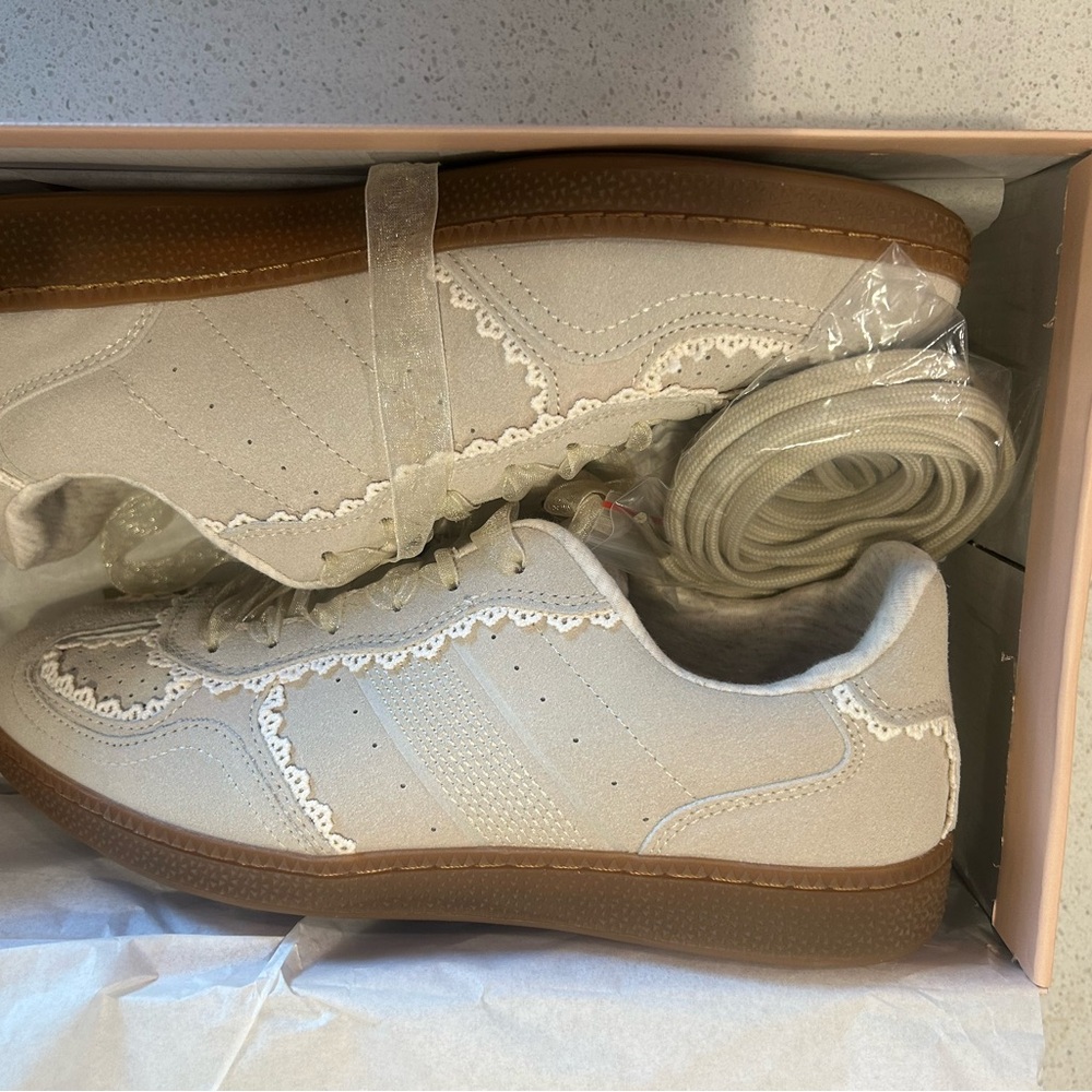 Cushionaire Women's Cream Lace-Trim Low-Top Sneakers